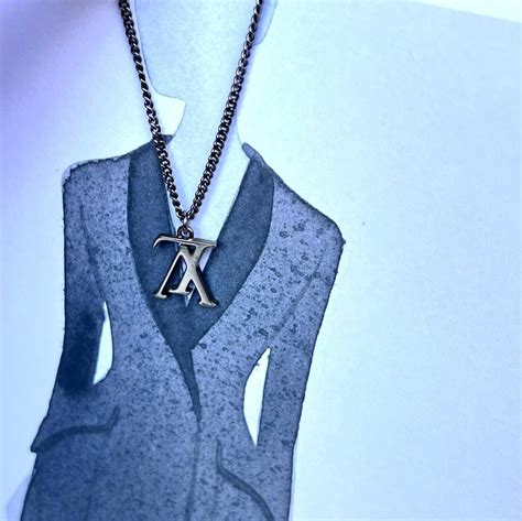 Louis Vuitton collier upside down